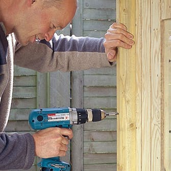 Diy hønsehus: Ind mod husets gavl Diy hønsehus: Ind mod husets gavl